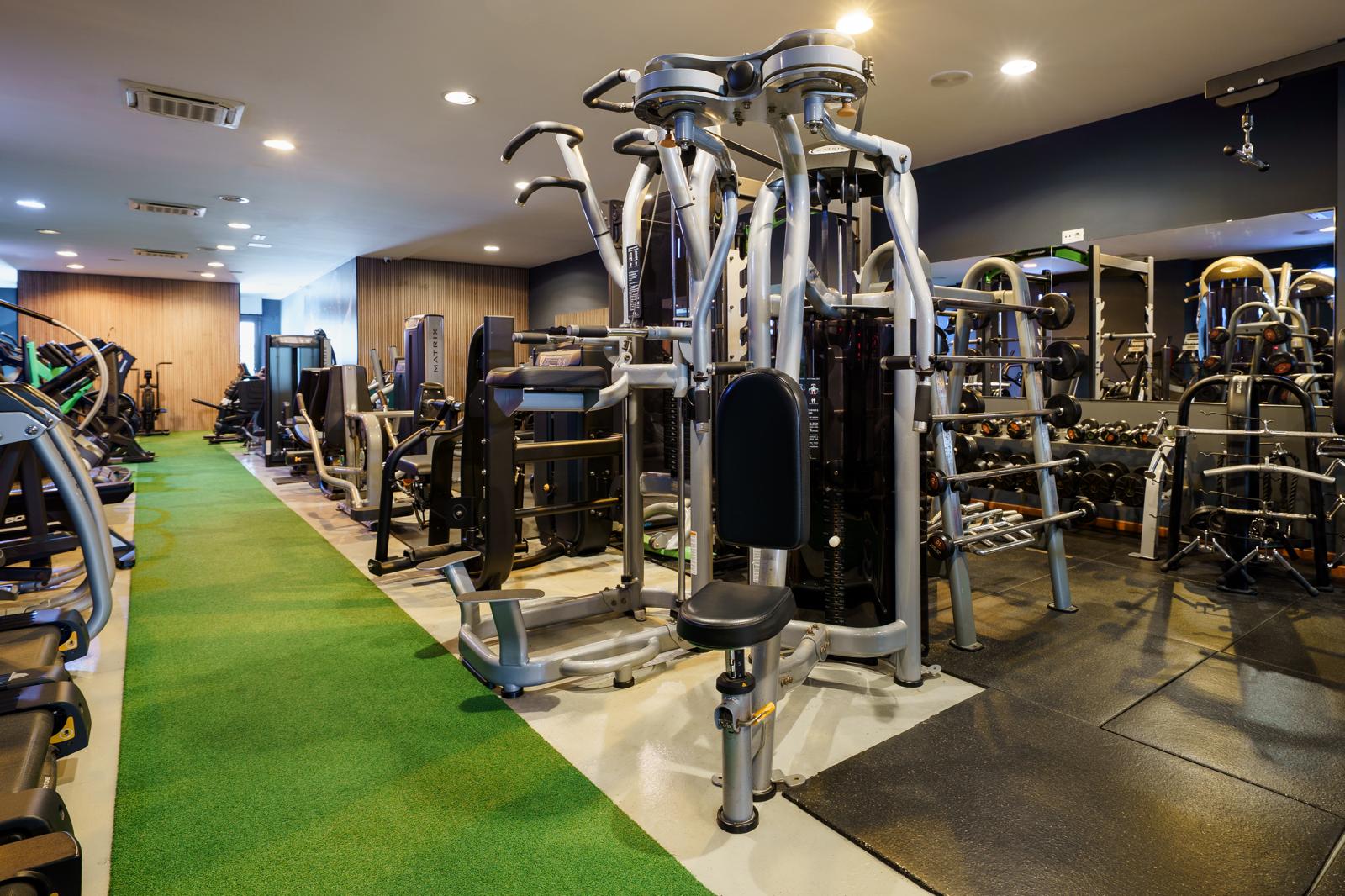 Equipamiento multifuncional y zona de peso libre AL GYM CLUB