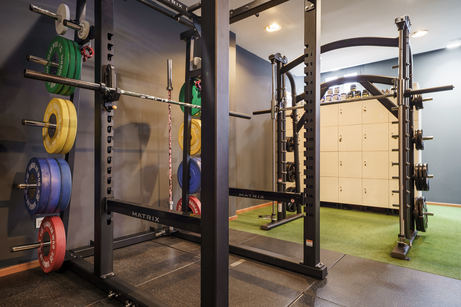 Racks de sentadilla MATRIX y área de peso libre AL GYM CLUB