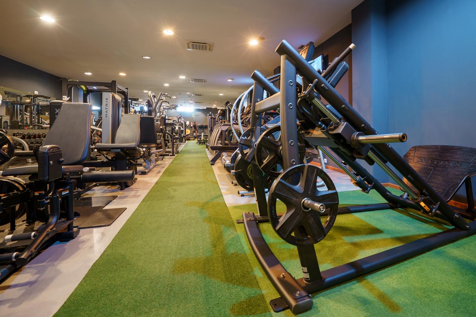 Zona de fuerza y máquinas AL GYM CLUB Almería